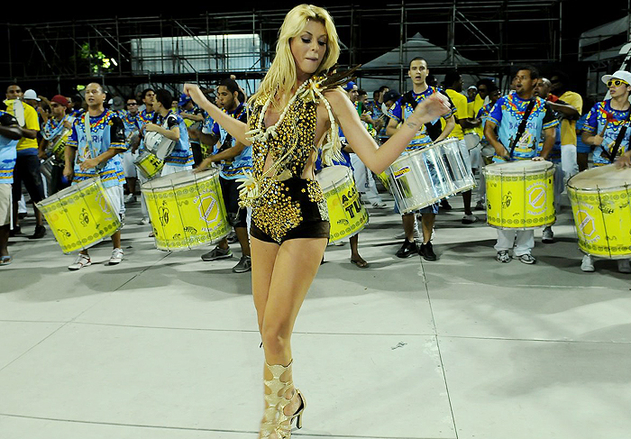 Caroline Bittencourt mostrou samba no pé