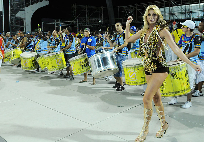 Caroline Bittencourt sambou à frente da bateria