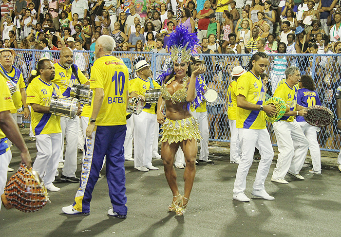 Gracyanne sambou à frente da bateria