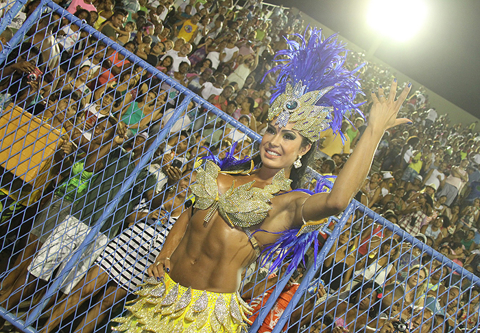 Gracyanne saudou o público presente