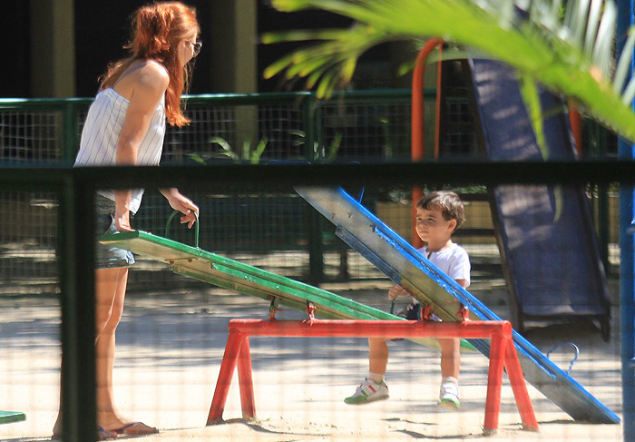 Mariah Rocha brinca com o filho em Ipanema