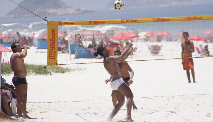 Ronaldinho Gaúcho mostra toda sua categoria em futvolei na praia