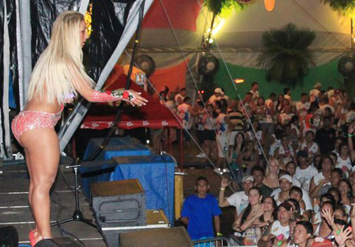 Valesca Popozuda usa roupa bem curta em show