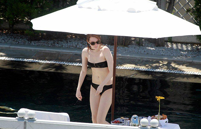 Emma Stone se diverte em piscina do Copacabana Palace