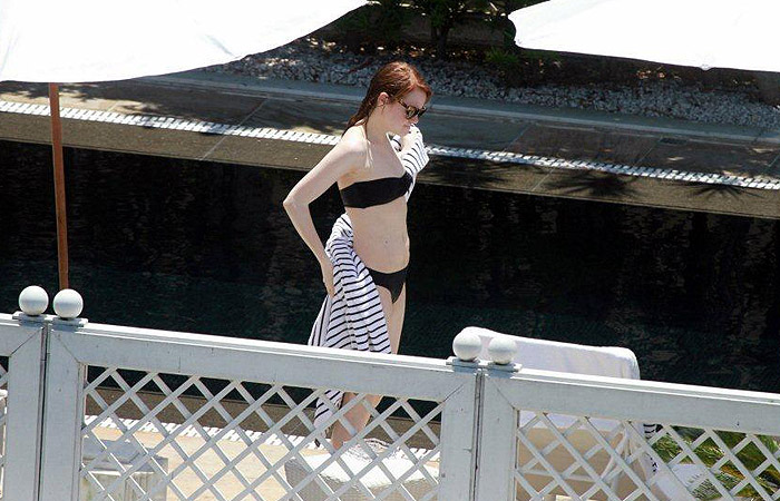 Emma Stone se diverte em piscina do Copacabana Palace