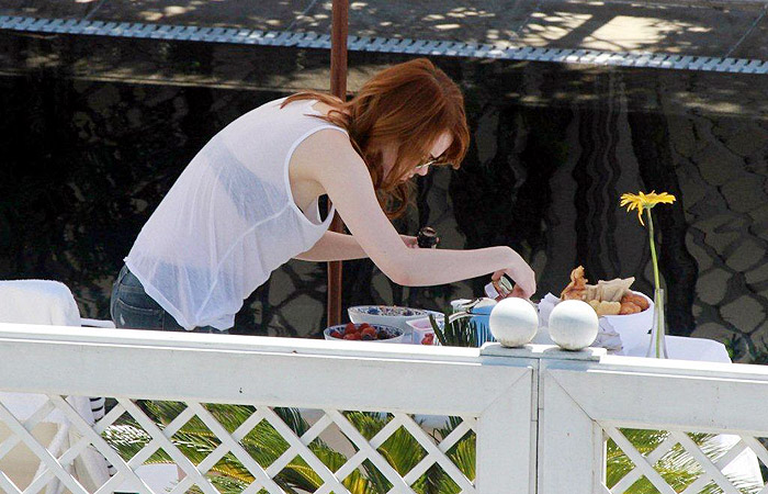 Emma Stone se diverte em piscina do Copacabana Palace