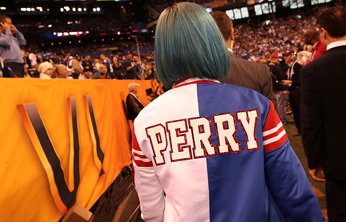 Katy Perry usa look extravagante no Super Bowl