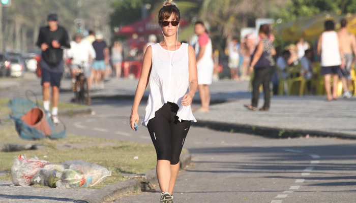 Juliana Didone caminha em tarde ensolarada no Rio