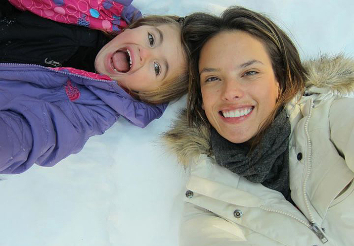 Alessandra Ambrósio curte a neve com a filha 