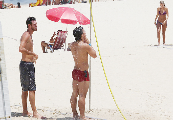 Thiago Martins curte dia de sol na praia 