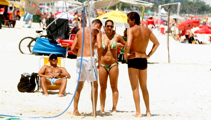 Priscila Fantin desfruta de praia no Rio de Janeiro