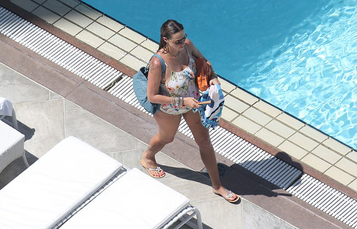 Luana Piovani curte piscina em hotel carioca de luxo 