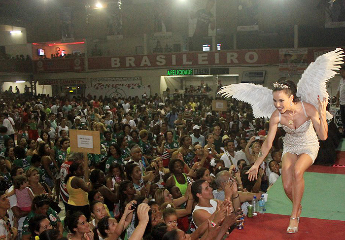  Ana Furtado usa asas no ensaio da Grande Rio