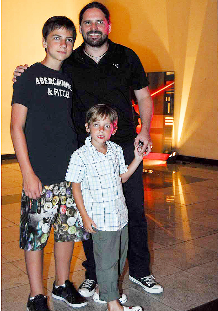 Andreas Kisser e os filhos.