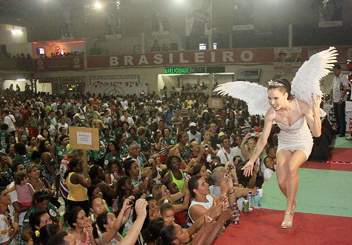  Ana Furtado usou asas no ensaio da Grande Rio