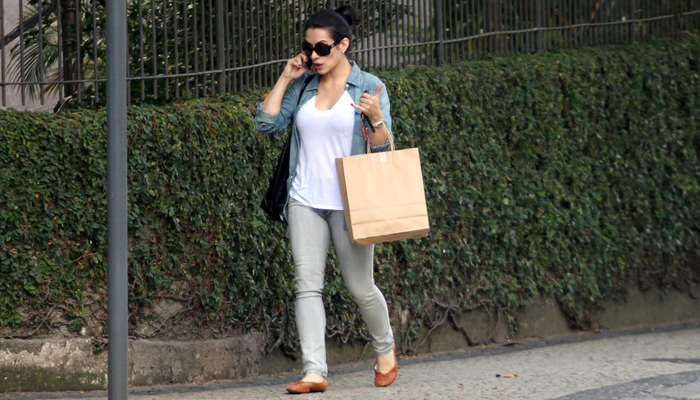 Tarde de Compras: Cleo Pires passeia pelo Leblon 