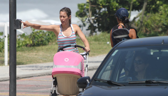 Dani Monteiro corre para atravessar a rua com a filha