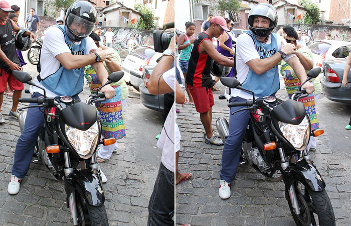 Edu Guedes se veste de mototáxi e vai ao Vidigal, no Rio