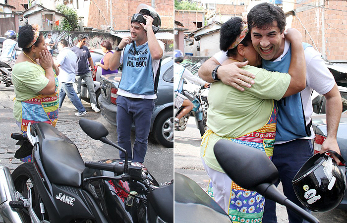 Edu Guedes se veste de mototáxi e vai ao Vidigal, no Rio
