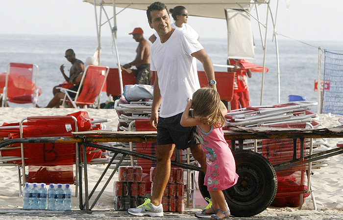 Marcos Palmeira passeia com a filha no Leblon