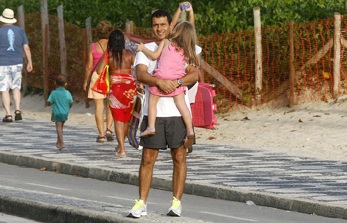 Marcos Palmeira passeia com a filha no Leblon