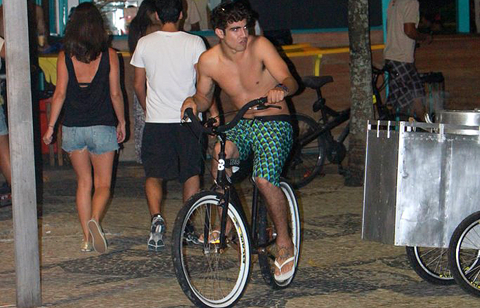 Caio Castro pedala na orla da Barra da Tijuca