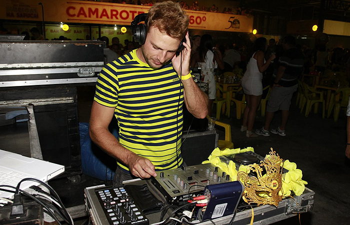 Cássio Reis vira DJ em bloco de escola de samba carioca