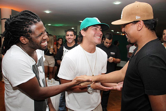 Thiago Martins interage com o grupo antes da apresentação