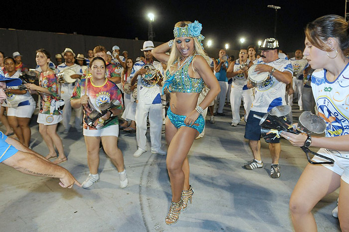 Valesca Popozuda sambou no ensaio da Águia de Ouro