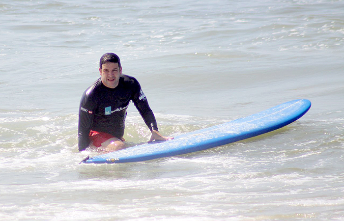 Murilo Benício surfa na praia da Barra da Tijuca 