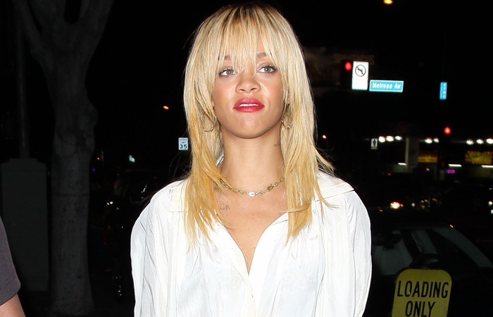 Rihanna desfila por Los Angeles com seu novo look