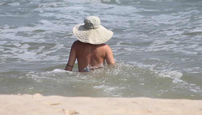 Christine Fernandes se refresca tomando banho de mar