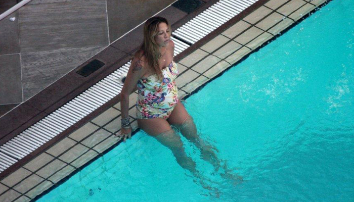 Luana Piovani nada na piscina do Copacabana Palace 