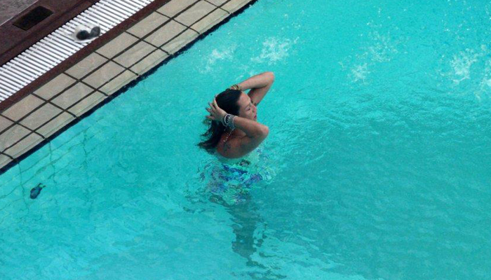 Luana Piovani nada na piscina do Copacabana Palace 