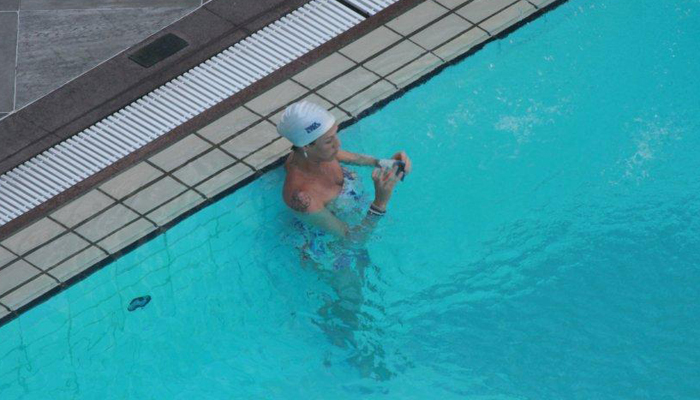 Luana Piovani nada na piscina do Copacabana Palace 