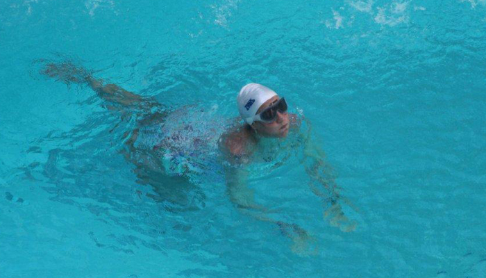 Luana Piovani nada na piscina do Copacabana Palace 