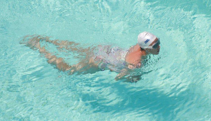 Luana Piovani nada na piscina do Copacabana Palace 