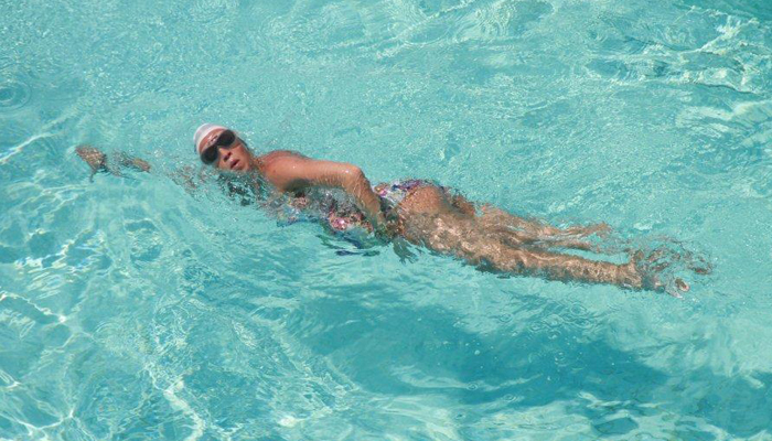 Luana Piovani nada na piscina do Copacabana Palace 