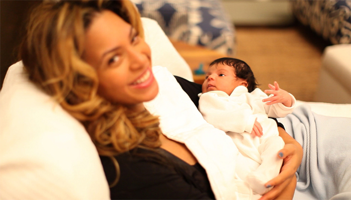  Beyoncé divulga primeiras fotos de sua filha, Blue Ivy