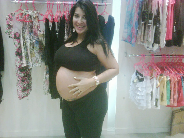 Priscila Pires exibe barrigão de seis meses de gravidez