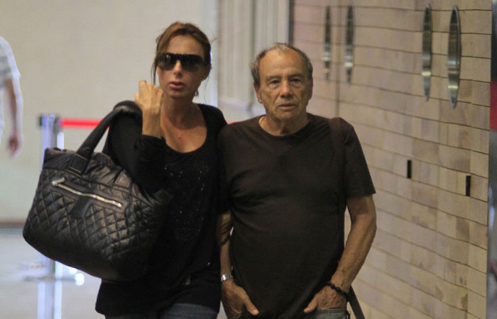 Stênio Garcia passeia com a esposa em shopping do Rio - O Fuxico