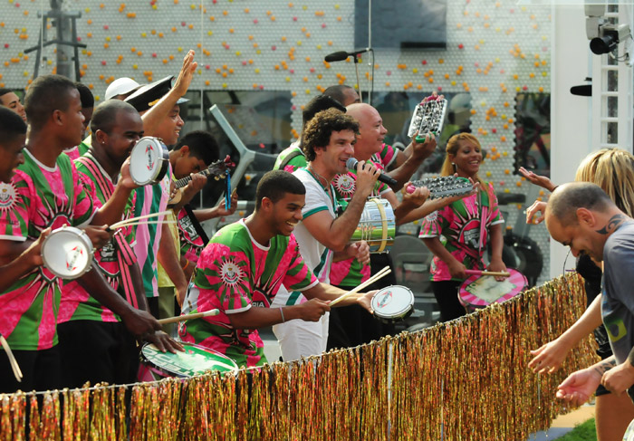 Bateria da Mangueira acordou os brothers em ritmo de carnaval