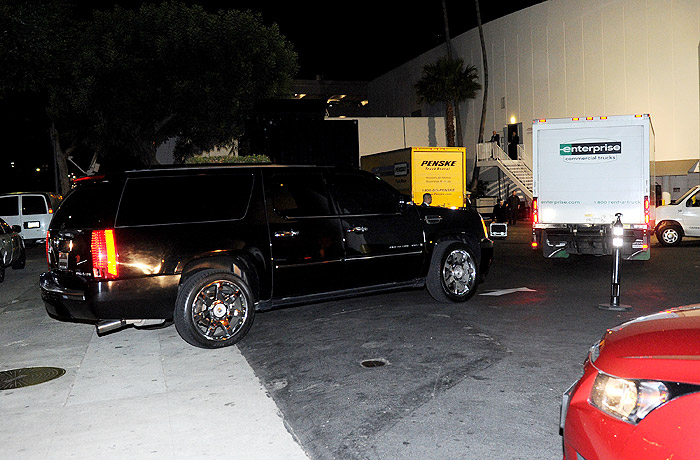 Corpo de Whitney Houston é retirado do hotel