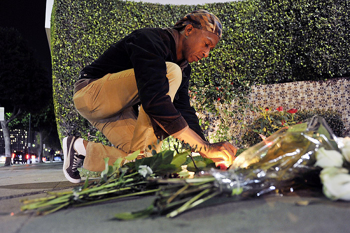 Fãs homenageiam Whitney Houston com flores 
