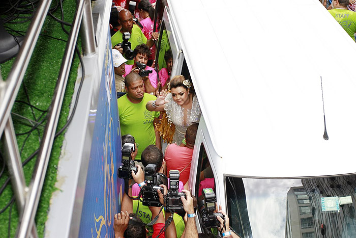 Preta Gil acenou para o paparazzos. 