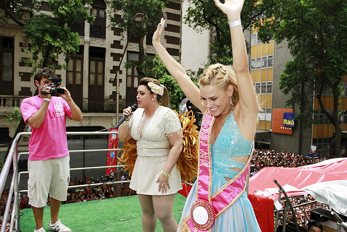 Carolina Dieckmann e Fernanda Paes Leme sambam no bloco de Preta Gil