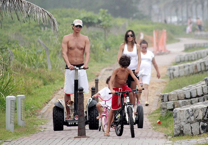  Márcio Garcia leva a família para passear em praia carioca