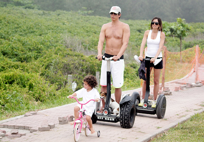  Márcio Garcia leva a família para passear em praia carioca