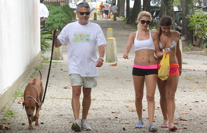 Antônia Fontenelle exibe boa forma em caminhada 