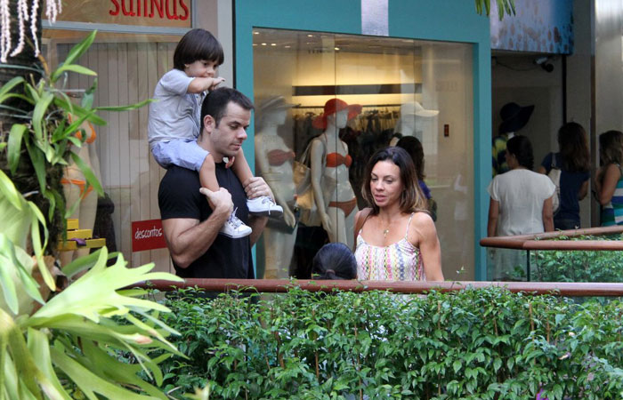 Lisandra Souto e Carla Marins vão ao shopping com os filhos - O Fuxico